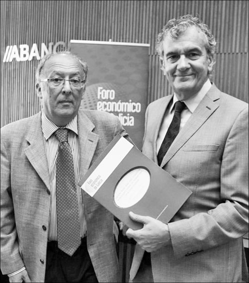 Foto de Fernando González Laxe y José Luis Gómez, en la presentación de su informe en el Foro Económico de Galicia. Foto realizada por Pepe Ferrín